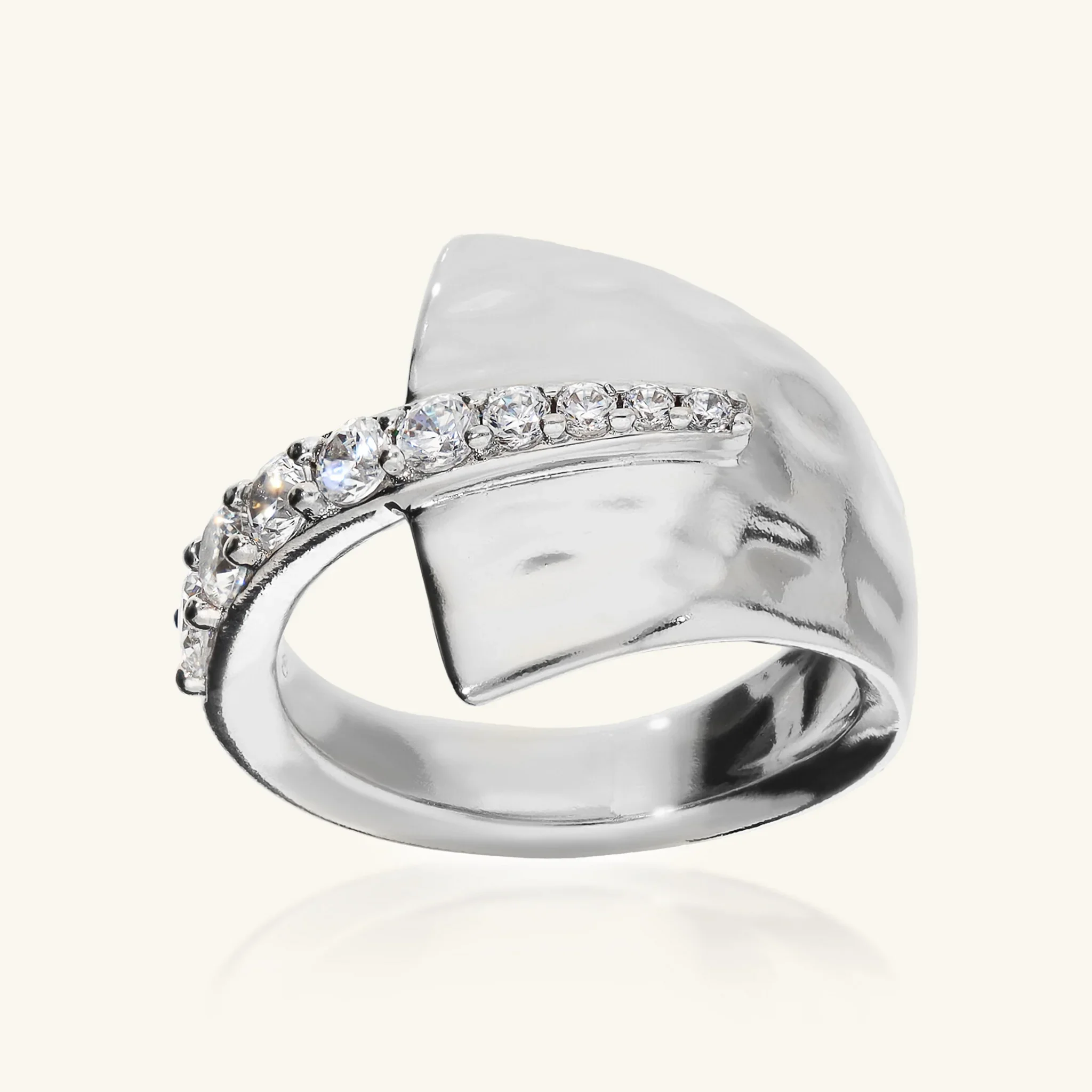 Anello Contrarié Martellato con Pavé di Cubic Zirconia - Image 6