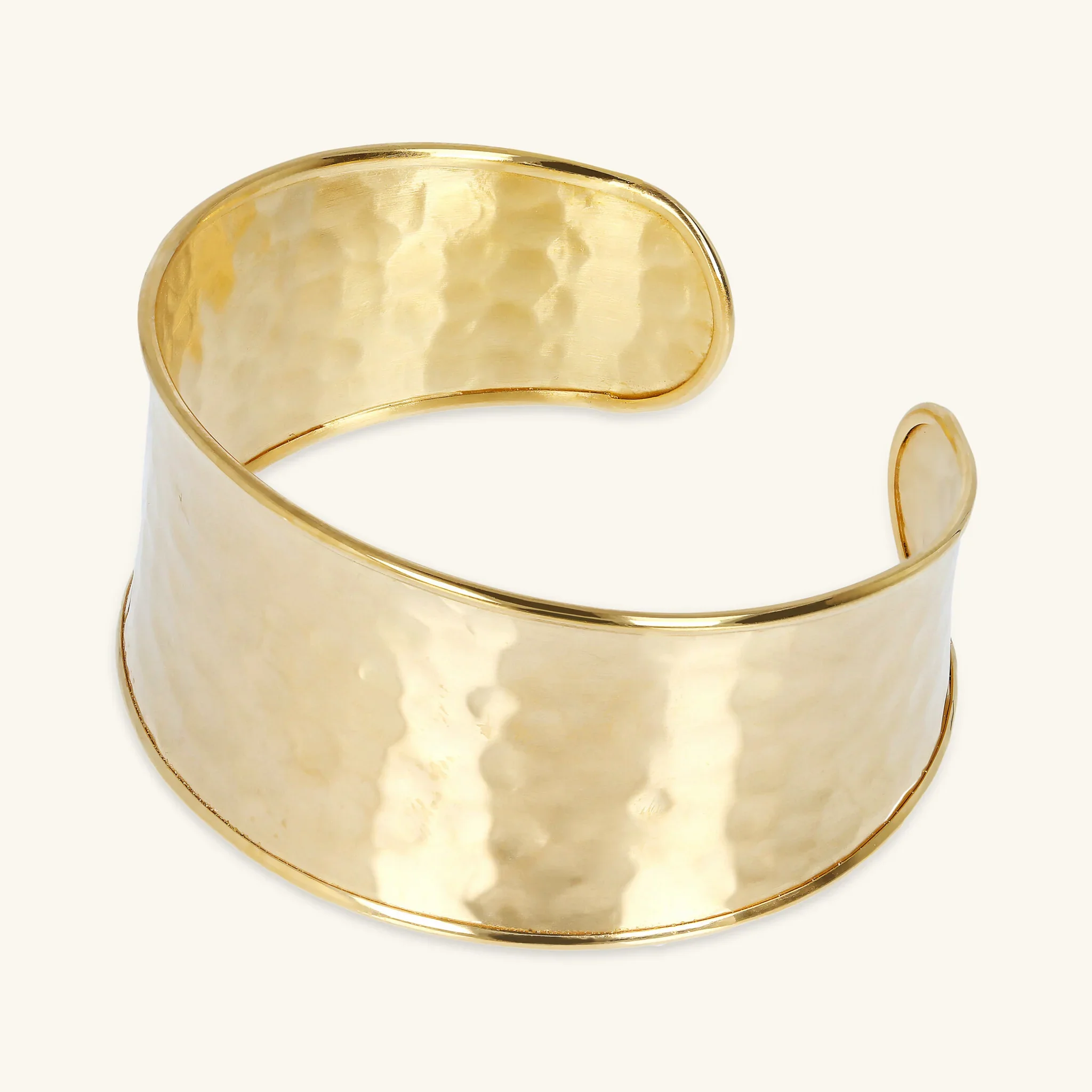 Bracciale Rigido a Fascia con Bordi in Rilievo Martellato