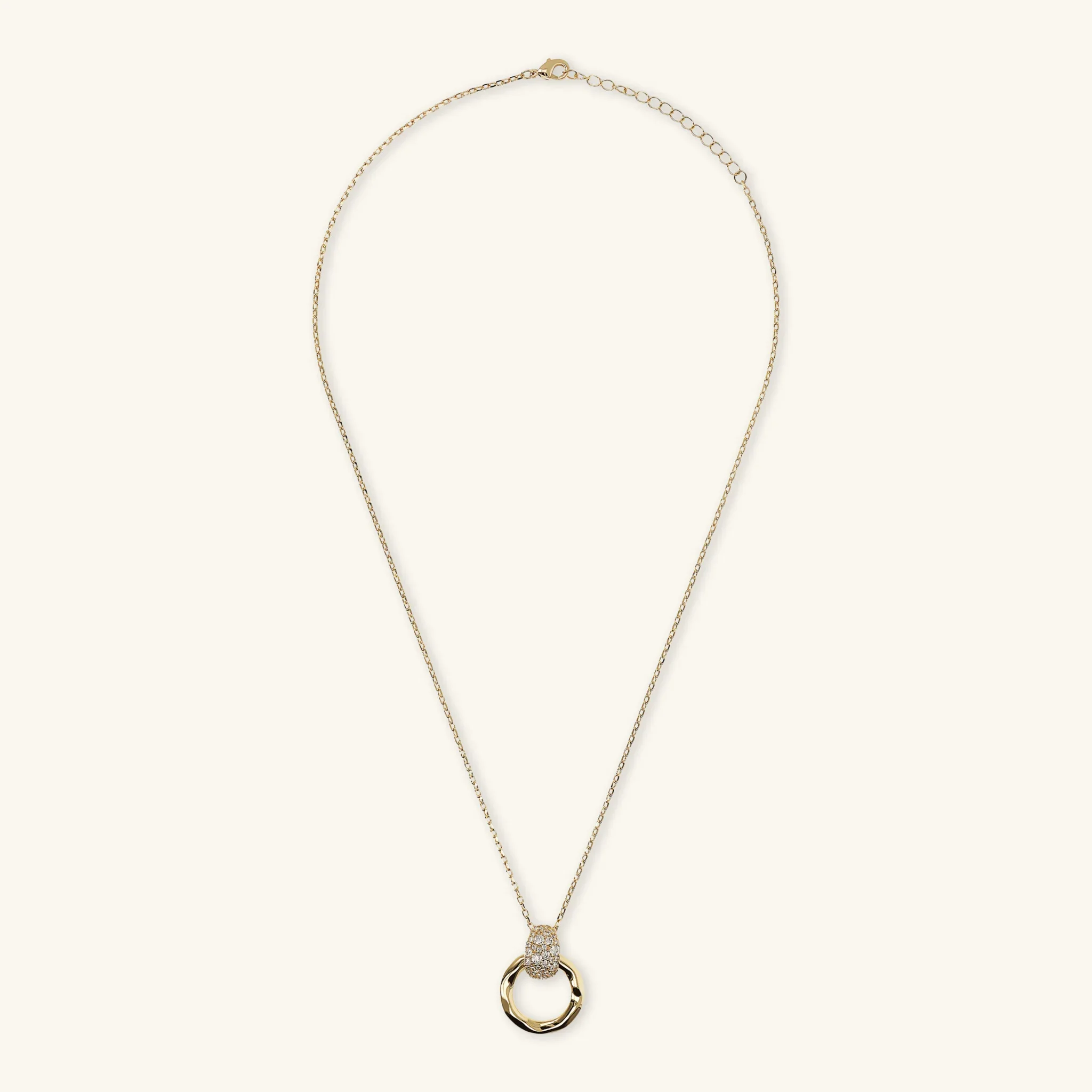 Collana con Pendente Martellato ad Anello e Pavé di Cubic Zirconia - Image 3