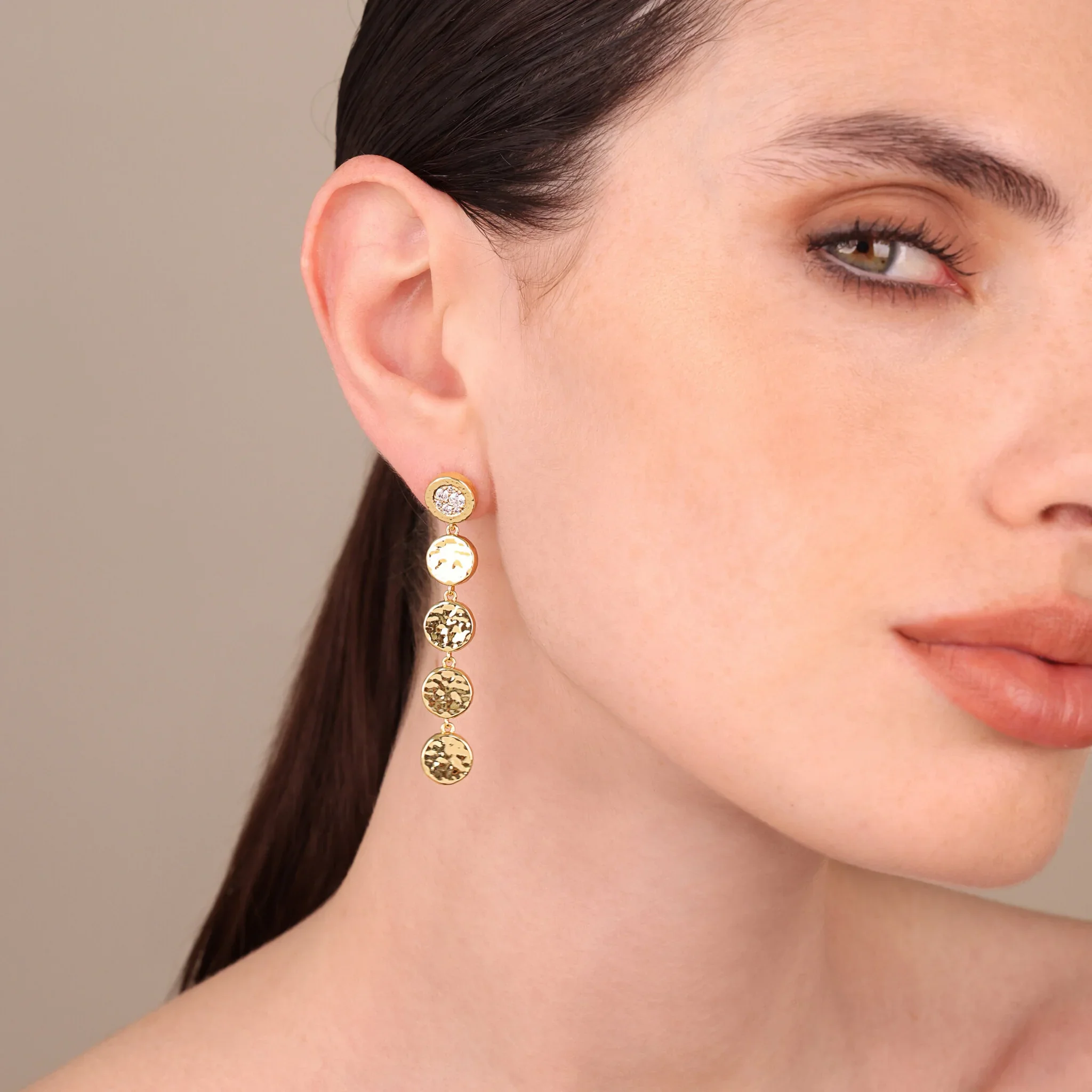 Orecchini Pendenti Eclissi Dorata con Pavé di Cubic Zirconia - Image 4